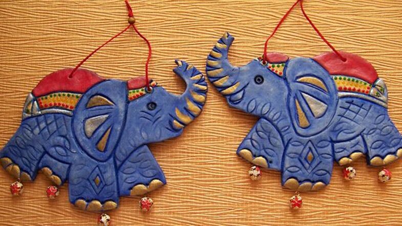 Duzlu xəmirdən hazırlanmış fil amuleti
