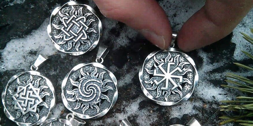 Gümüşdən hazırlanmış sərvət cəlb edən slavyan amuletləri